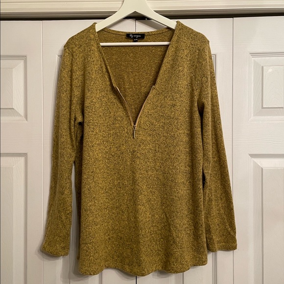 Long sleeve shirt with half zipper - Picture 2 of 5